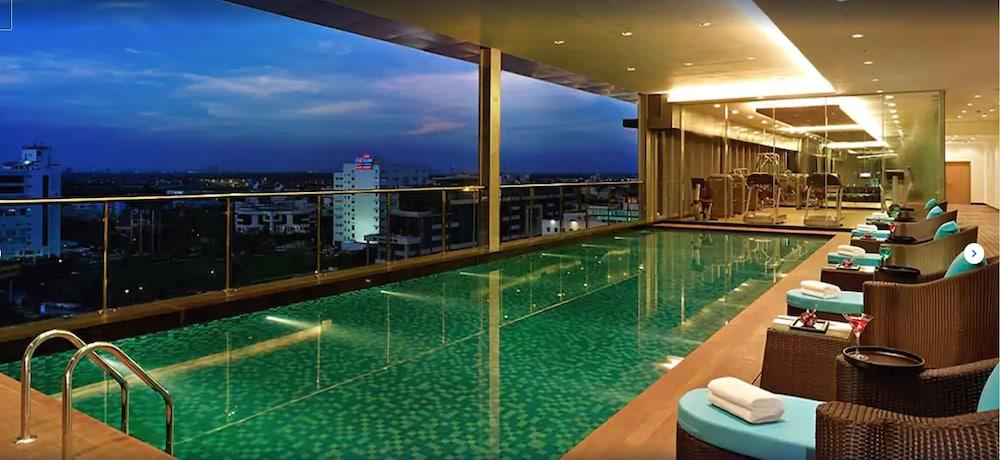 Vivanta Kolkata Em Bypass Kültér fotó The pool at the 39th floor
