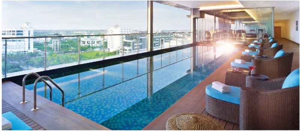 Vivanta Kolkata Em Bypass Kültér fotó The swimming pool at the 10th floor