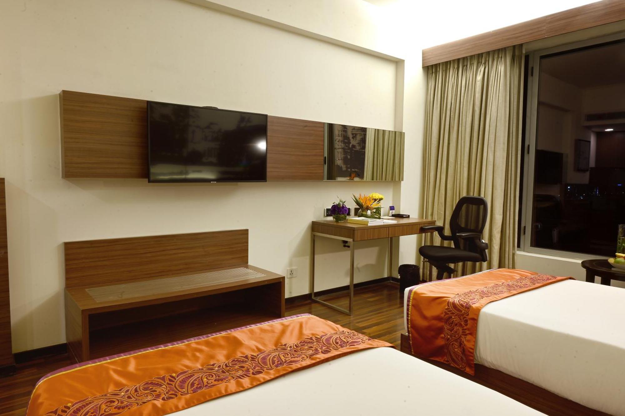 Vivanta Kolkata Em Bypass Kültér fotó A room at the hotel