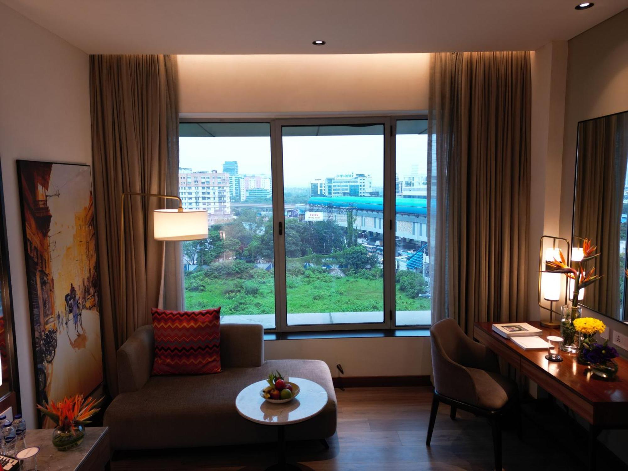 Vivanta Kolkata Em Bypass Kültér fotó A room at the hotel