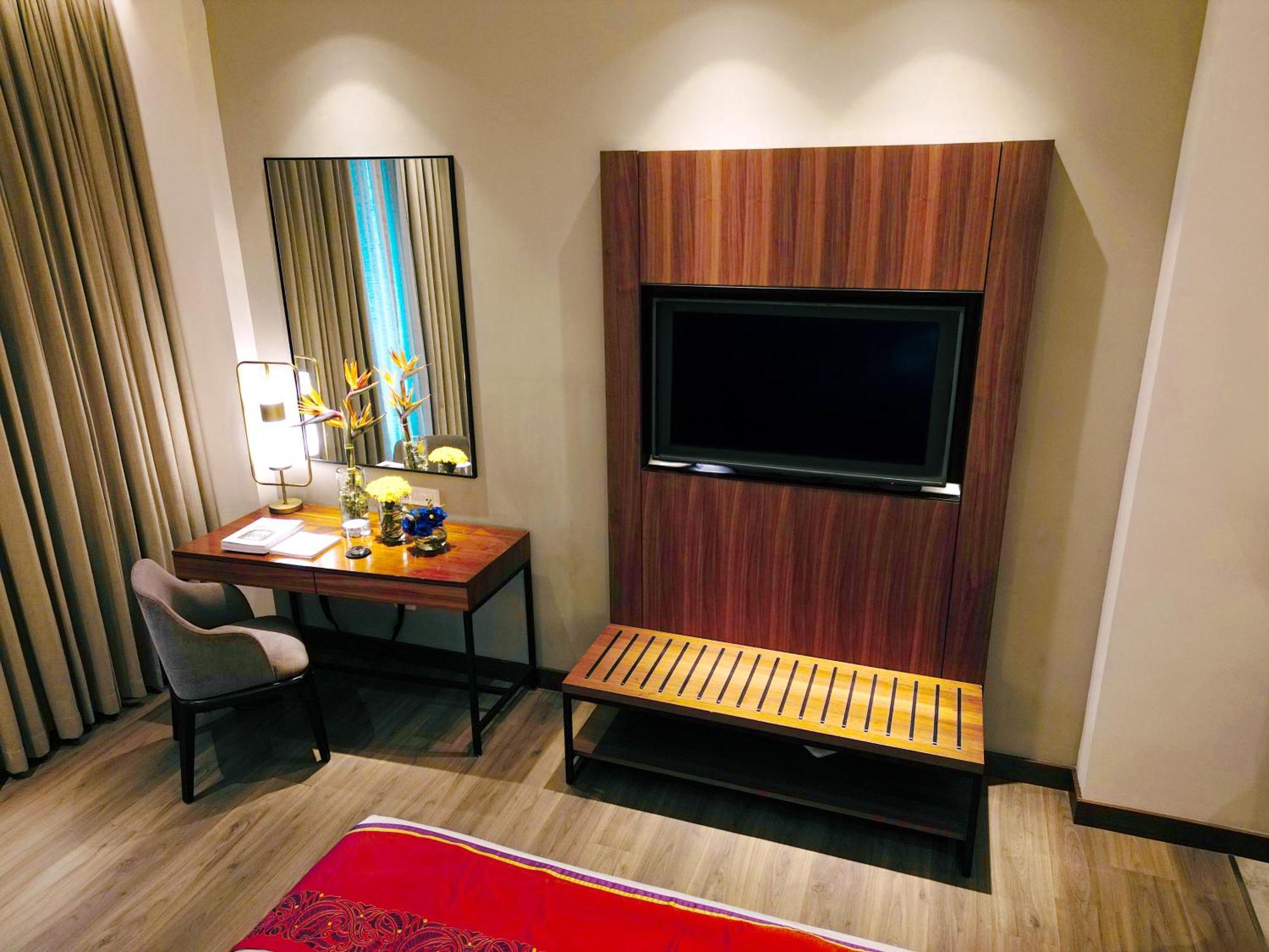Vivanta Kolkata Em Bypass Kültér fotó A television in a hotel room