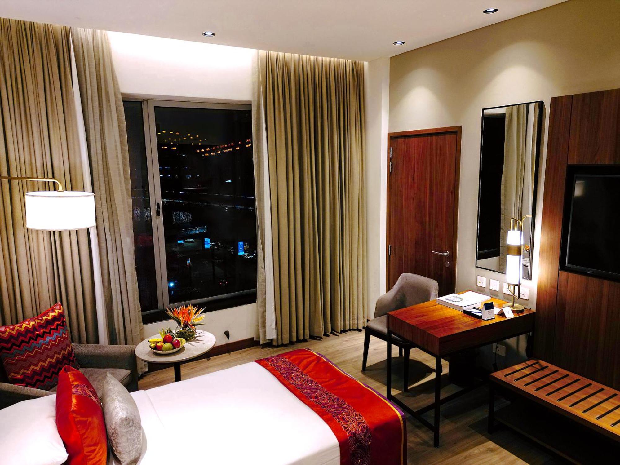 Vivanta Kolkata Em Bypass Kültér fotó A room at the hotel