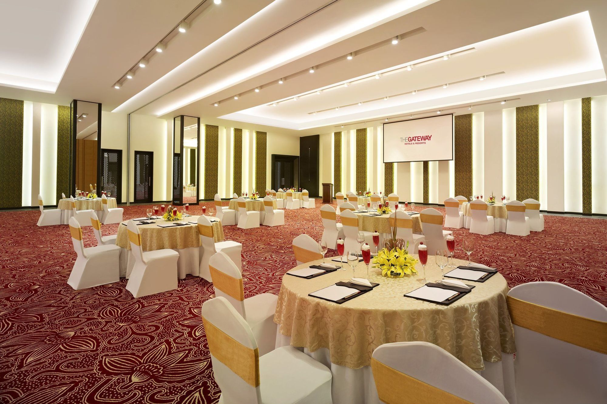 Vivanta Kolkata Em Bypass Kültér fotó The ballroom