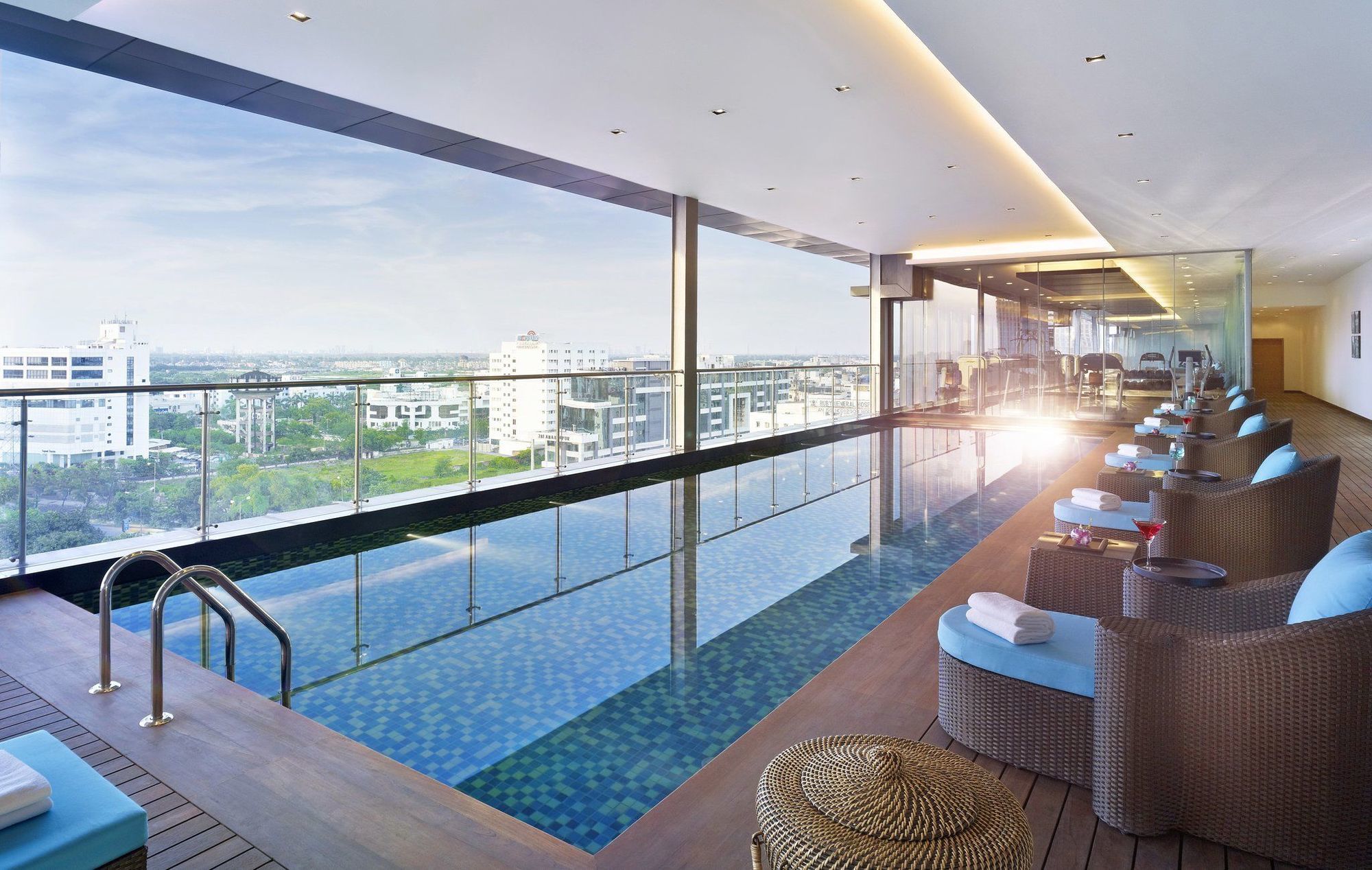 Vivanta Kolkata Em Bypass Létesítmények fotó The pool at the 360° Sky Lounge