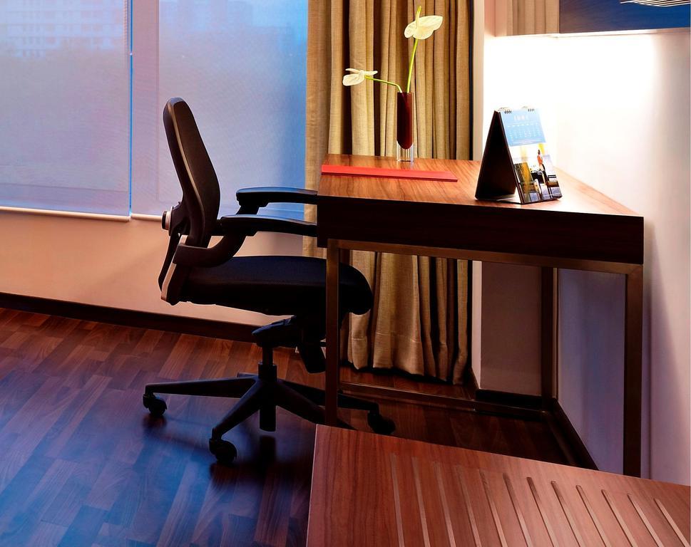 Vivanta Kolkata Em Bypass Szoba fotó A typical office chair
